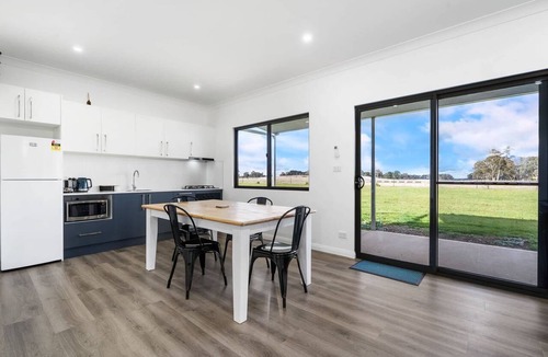 Forest Reefs House | Glenowrie Cottage - 1 King, 2 Singles Near Cadia