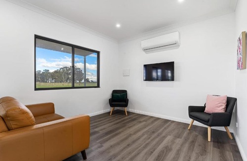 Forest Reefs House | Glenowrie Cottage - 2 King Beds - Close to Cadia