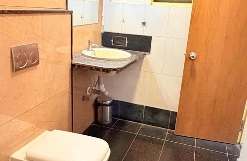 Uttukuli Hotel | GOLDEN NIGHTS ROOMS KUMARAN ROAD - Near RAILWAY STATION TIRUPUR