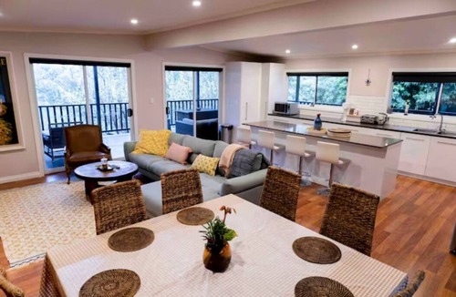 North Warrandyte House | Gorgeous 4 bdrm home w/pool, spa & billiards!