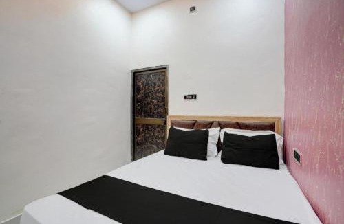 Varanasi Hotel | Goroomgo Vrrinda Residency Varanasi - Perfect location with comfortable Room