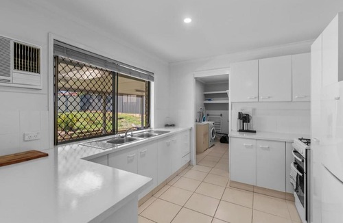 Capalaba House | Great Value Group Stay Comfortable and Convenient