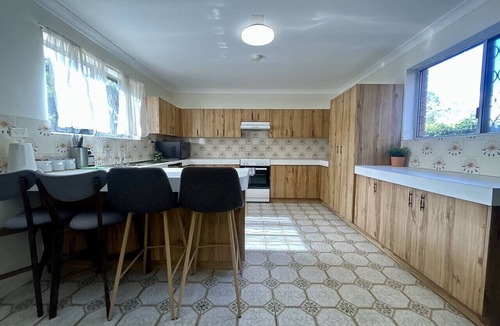 Robertson House | Great Value Stay in Robertson | 5 mins to Shops