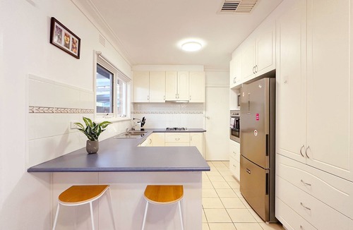 Greensborough House | Greenmeyer Retreat/Near Train Station/Shopping