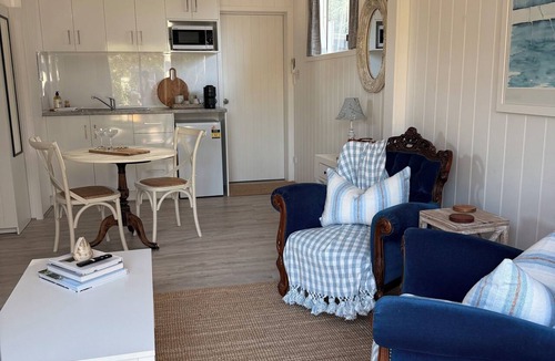 Strathalbyn Apartment | Hamptons style, studio retreat with light continental breakfast included