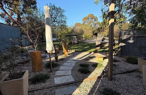 Strathalbyn Apartment | Hamptons style, studio retreat with light continental breakfast included