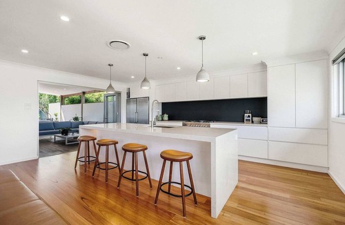 Forresters Beach House | Heated Spa Lodge. Forresters Beach. Sleeps 12