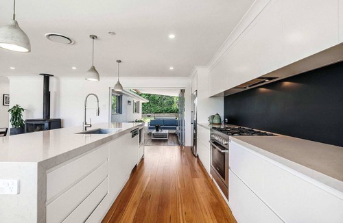 Forresters Beach House | Heated Spa Lodge. Forresters Beach. Sleeps 12