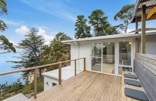 Blackmans Bay House | Hidden Bay Retreat 15 Min to Hobart, 5 Bed 3 Bath.