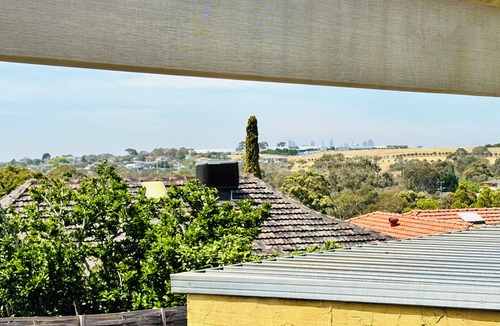 Strathmore Heights House | Hillside Haven - 10 mins from the airport
