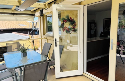 Strathmore Heights House | Hillside Haven - 10 mins from the airport