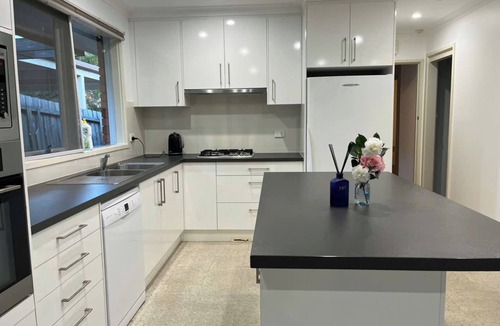 Ringwood North House | Hilltop Haven