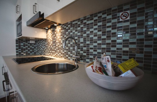 Glenelg Apartment | Hindmarsh House on College | Steps to Glenelg Beach, Cafes & Jetty Road