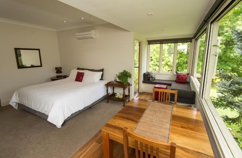 Macedon Bed & Breakfast | Hollyhock