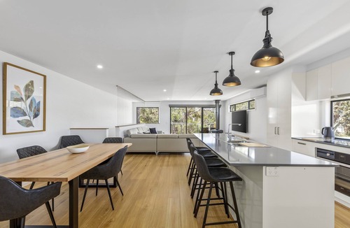 Anglesea House | Holmly 1 - Premium Position, Walk to Everything!