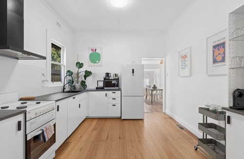 North Bendigo House | Homey 2BR - Just Minutes From Bendigo Hospital
