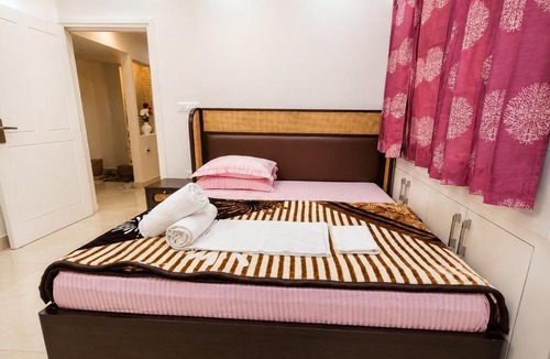 Sainik Farm Apartment | Homlee-White House-3BHK-Parking-Max Hospital-Saket