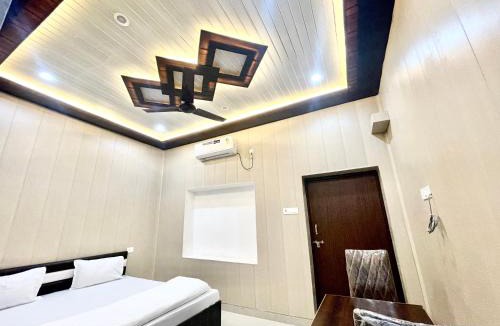 Varanasi Hotel | Hotel DEV VILLA GUEST HOUSE ! VARANASI fully-Air-Conditioned hotel at prime location, near Kashi Vishwanath Temple, and Ganga ghat देव विला गेस्ट हाउस, దేవ్ విల్లా గెస్ట్ హౌస్ , தேவ் வில்லா விருந்தினர் மாளிகை 90901-75000 - 2
