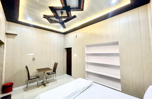 Varanasi Hotel | Hotel DEV VILLA GUEST HOUSE ! VARANASI fully-Air-Conditioned hotel at prime location, near Kashi Vishwanath Temple, and Ganga ghat देव विला गेस्ट हाउस, దేవ్ విల్లా గెస్ట్ హౌస్ , தேவ் வில்லா விருந்தினர் மாளிகை 90901-75000 - 2