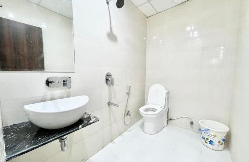 Varanasi Hotel | HOTEL LAXMI VILLAS ! Varanasi ! लक्ष्मी विलास లక్ష్మి విలాలు fully-Air-Conditioned hotel at prime location with Parking-wifi-LIFT availability, near Kashi Vishwanath Temple, and Ganga ghat