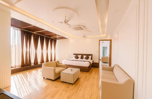 Alambagh Hotel | Hotel Manglam Inn Near CCS International Airport