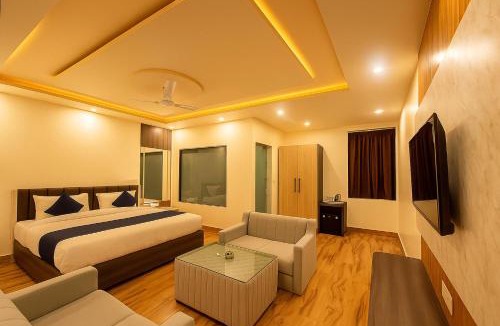 Alambagh Hotel | Hotel Manglam Inn Near CCS International Airport