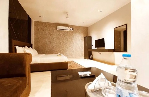 Khanna Hotel | HOTEL MONDAY - Comfortable & Safe Stays