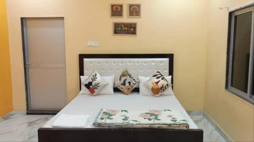 Haraiya Hotel | Hotel New Anuj Palace