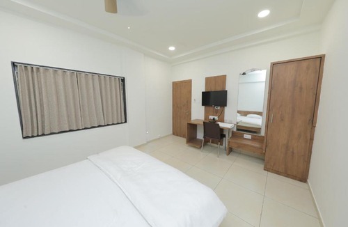 Veraval Hotel | Hotel Revive