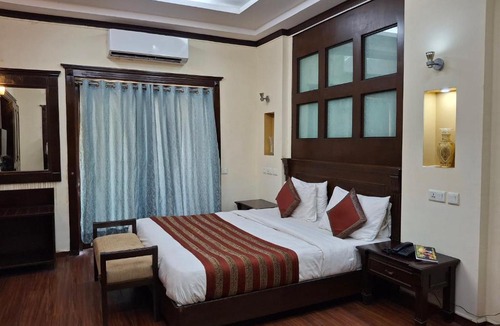 DLF Phase 3 House | Hotel Siris 18