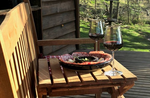 Howqua Cabin | Howqua Hideaway - cozy cabin with fireplace