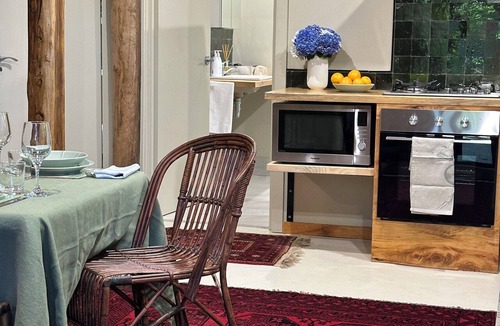 Mount Wilson Cottage | Hydrangea Cottage: Cosy country charm with open fireplace