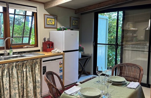 Mount Wilson Cottage | Hydrangea Cottage: Cosy country charm with open fireplace