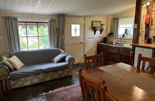 Strathalbyn Cottage | Ideal location to explore historic Strathalbyn, Wineries, good food and scenery