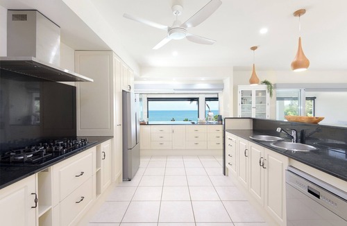 Mowbray House | Incredible Beachfront home, 10 min to Port Douglas