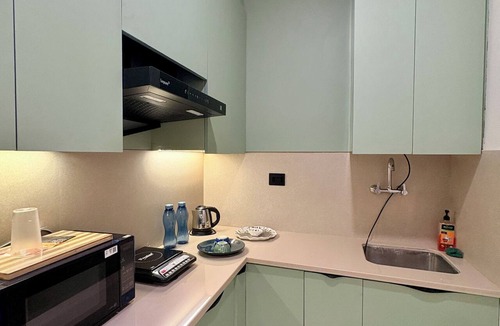 Gurugram Apartment | Indigo - Luxury Bathtub Studio at Golf Course Rd