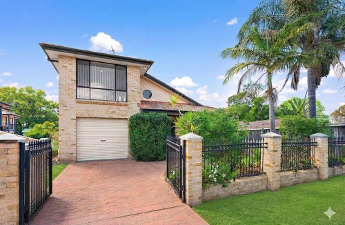 Ingleburn House | Ingleburn Standalone Townhouse, Walk to Train,