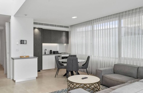 Coogee Apartment | Inviting 2BR Unit w Parking near Coogee Beach