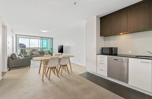 Kangaroo Point Apartment | Kangaroo Point 2-Bed Flat with Gym & Pool