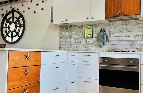 Dundee Beach House | Kick n Back House, with 2 spas, sleeps 8 comfortably with ocean views and WiFi