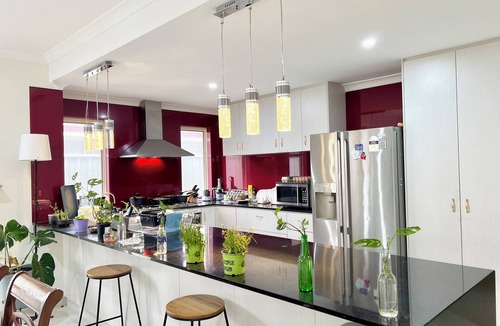 Queens Park House | King Bed with Private Ensuite. Close to Airport