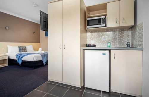 Coffs Harbour Hotel | King-Size Comfort Deluxe Room with A/C & Ensuite welcoming Coffs Harbour