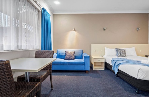Coffs Harbour Hotel | King-Size Comfort Deluxe Room with A/C & Ensuite welcoming Coffs Harbour