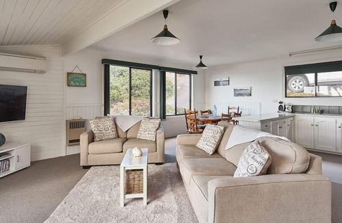 Binalong Bay Cottage | KINGFISHER COTTAGE Beachfront at Bay of Fires