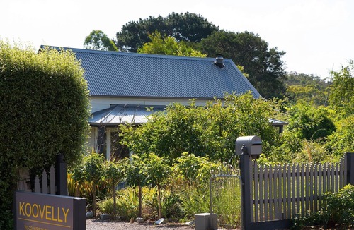 Hepburn Cottage | Koovelly Spa - picture perfect romantic country cottage
