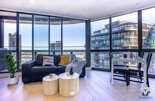 Docklands Apartment | KOZYGURU | DOCKLANDS | HIGH LEVEL WATERVIEW | 1BED | POOL | VDO883