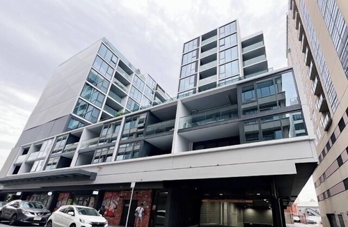 Moonee Ponds Apartment | KozyGuru | Moonee Ponds | Modern 1 Bed Apt Parking