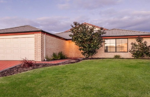 Secret Harbour House | Kum - relaxed feel in the sought after coastal town of Secret Harbour.