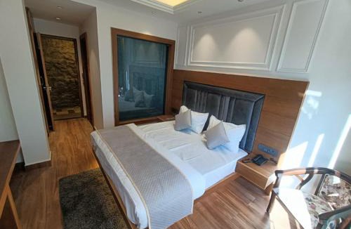 The Mall Road House | La Casa De Landour