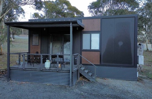 Braemar Bay House | Lakeside Tiny House w/Outdoor Seating, Snowy Mts